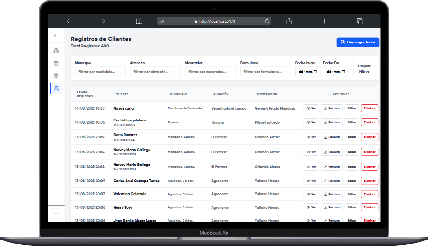 Cliente interactuando con material POP.