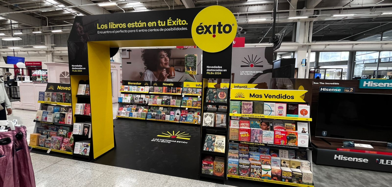 Vista frontal del stand de FILBO en Éxito