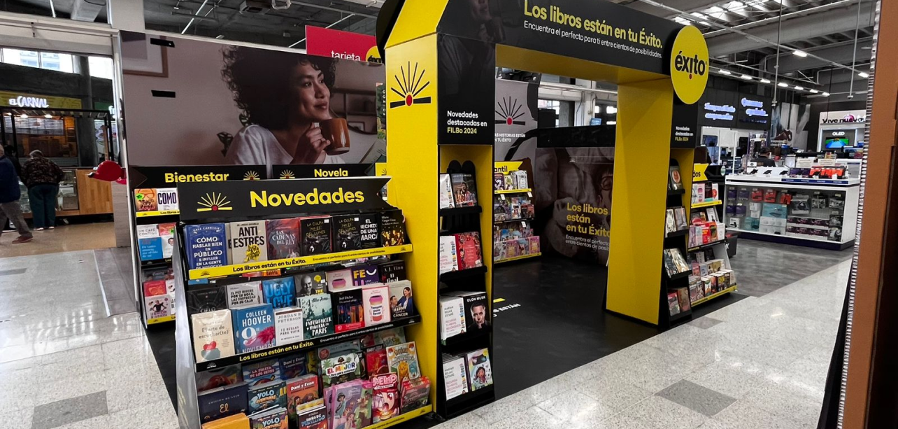Vista lateral del stand con exhibición de libros