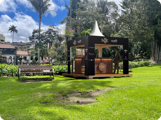 Vista amplia del stand Tannic en el parque