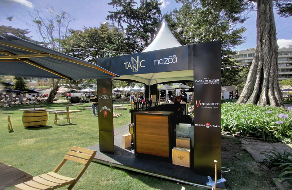 Vista lateral del stand Tannic en el evento