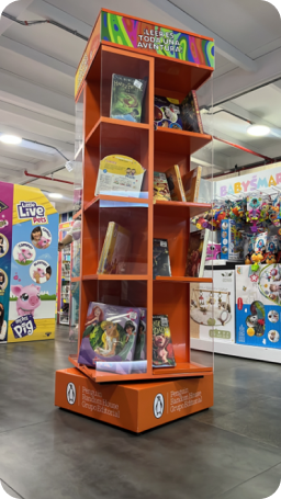 Mueble librero antiguo en la tienda